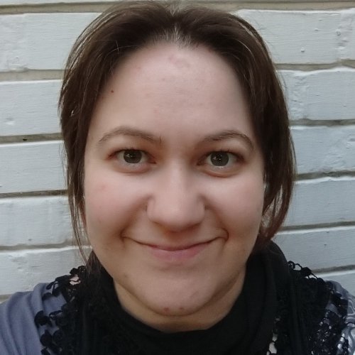Frau mit langen offenen Haaren und rosa Brille