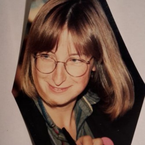 Junge Frau mit mittellangen Haaren und Brille