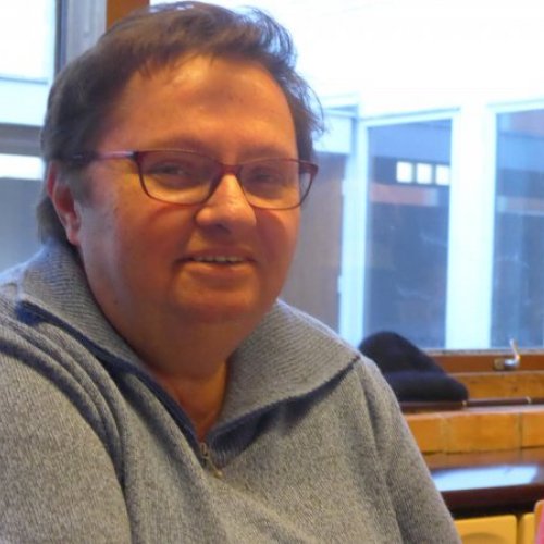 Gabi Hoffmann Eine Frau um die 50 mit kurzen braunen Haaren und Brille.