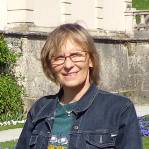 Frau mit Brille und hellbraunen, schulterlangen Haaren