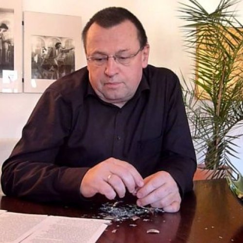 Mann mit sehr kurzen Haaren und Brille