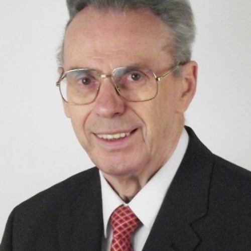 Älterer Herr mit grauen Haaren und Brille