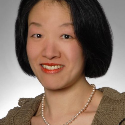 Japanerin mit kurzen schwarzen Haaren