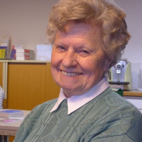 Irma Bauer Eine lachende ältere Frau mit kurzen hellbraun gefärbten Haaren.