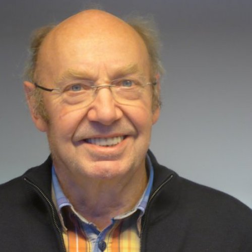 Mann mit Glatze und Brille