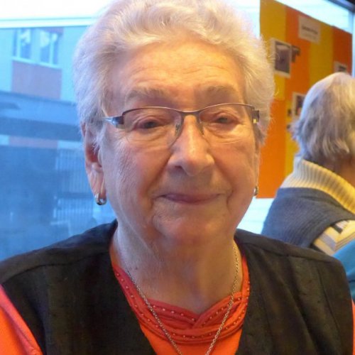 Alte Frau mit weißen Haaren und Brille im Portrait