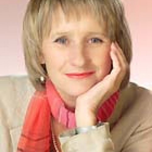 Frau mit kinnlangen Haaren und rotem Schal